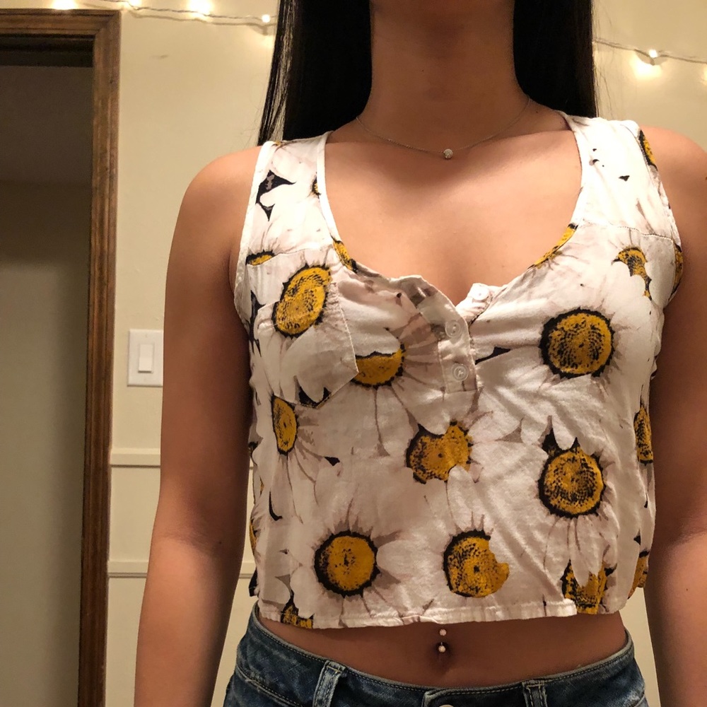 Daisy print crop